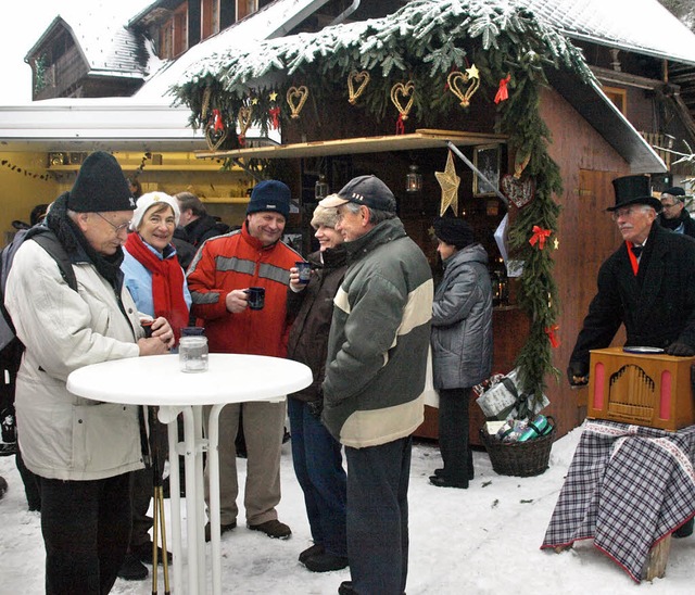 An den Marktstnden des Winterhalter V...el lauschen und einen Glhwein trinken  | Foto: Karin Stckl-Steinebrunner