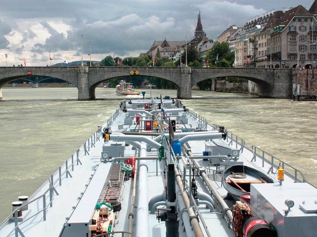 Mhelos steuert der Lotse den 110 Mete...n der  Mittlern Rheinbrcke hindurch.   | Foto: Julia Jacob