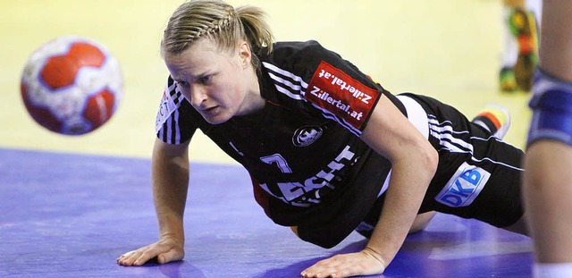Am Boden: Nina Wrz und die deutschen Handballerinnen  | Foto: dpa