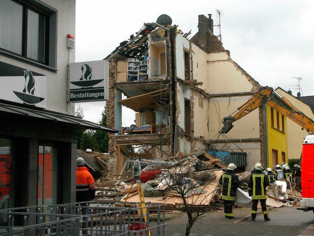 Ein Gasexplosion hat dieses Haus in Brhl bei Kln fast komplett zerstrt.  | Foto: dpa