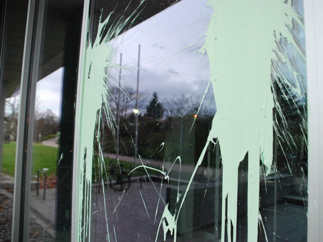 Von mehreren Farbbeuteln getroffen: di... des Regierungsprsidiums in Freiburg.  | Foto: Carlotta Huber