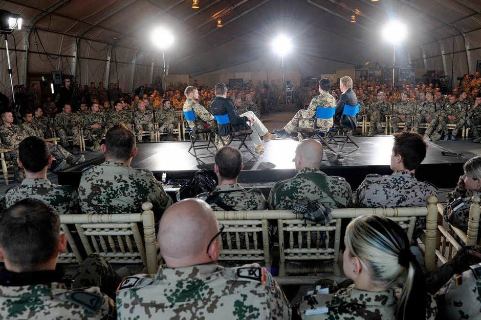 Charmeoffensive oder medialer Großangriff? Deutschlands beliebtester Politiker mit vielleicht Deutschlands attraktivster Politikergattin sowie Deutschlands (nach eigener Wahrnehmung) bedeutendster TV-Moderator erobern Afghanistan auf ihre Weise. (Foto: dpa) Charmeoffensive oder medialer Großangriff? Deutschlands beliebtester Politiker mit vielleicht Deutschlands attraktivster Politikergattin sowie Deutschlands (nach eigener Wahrnehmung) bedeutendster TV-Moderator erobern Afghanistan auf ihre Weise. (Foto: dpa)