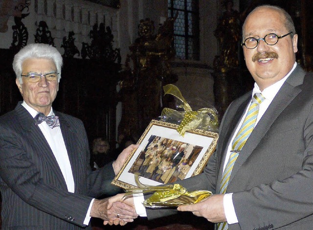 Walter Uhl (links) freut sich ber das...tionsleiter Gerhard Walser berreicht.  | Foto: Eberhard Wei