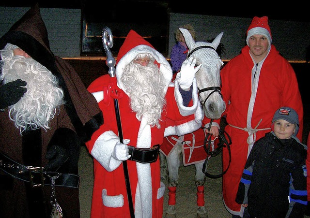 Der Einzug des  Nikolaus samt Gefolge ...hnacht des Reitvereins Dreilndereck.   | Foto: renate wendt