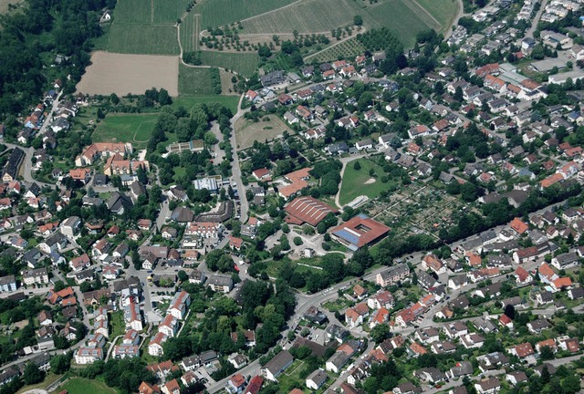 In der Gemeinde Merzhausen kommt im Jahr 2011 einiges in Bewegung.   | Foto: Luftbild/Archiv: Brigitte Sasse