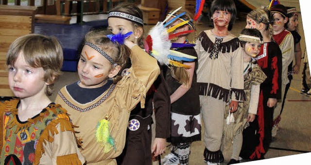 Als Indianer kamen die Drei- bis Sechsjhrigen des TuS Schuttern auf die Bhne.  | Foto: Heidi Fssel