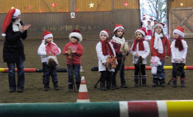 Weihnachtsreiten des RSV Kirchzarten-D...tal: teckenpferdquadrillen der Kinder   | Foto: Monika Rombach