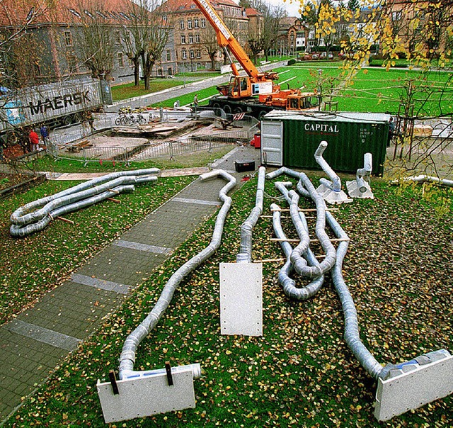 Montage der Borofsky-Skulptur.  Rechts...;Freiheit&#8220; vorgefertigt wurden.   | Foto: Archivfotos: Peter Heck