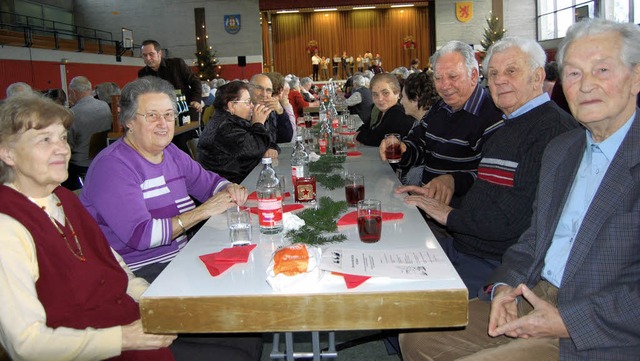 Rund 350 Seniorinnen und Senioren aus ... Nachmittag in die Rappensteinhalle.    | Foto: Melanie Dramac