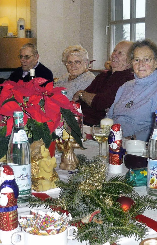 Beim Seniorenhock in Adelsberg gab es Geschenke von Kindergartenkindern.   | Foto: Wolfgang Grether