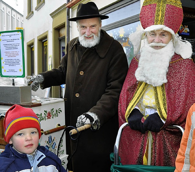 Nikolaus und Drehorgelmann sammelten a...bacher Weihnachtsmarkt eifrig Spenden.  | Foto: Kirsten Lux