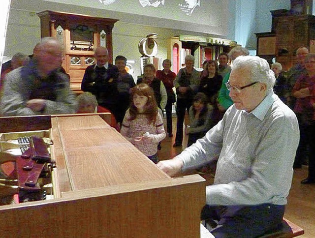 Siegfried Brgelin unterhielt die Ausflugsteilnehmer.   | Foto: Wissner