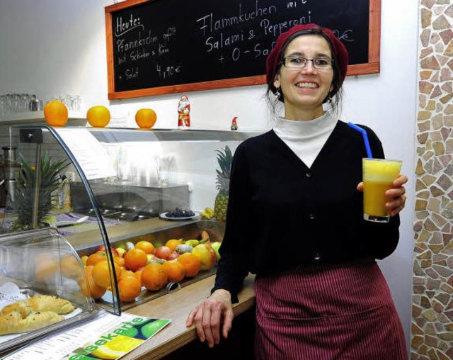 Monika Falahen, die Inhaberin von Lim...it einem ihrer fruchtigen Erzeugnisse   | Foto: Thomas Kunz