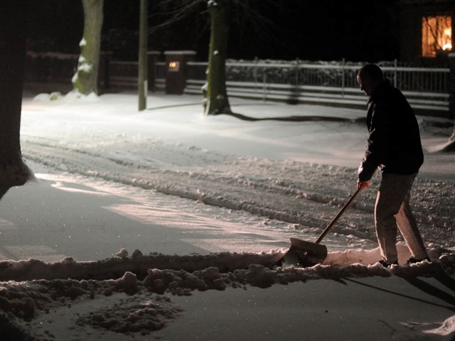 Schneeschippen &#8211; eine lstige Pflicht im Winter.  | Foto: dpa