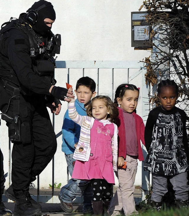 Vermummter Polizist mit vier Kindern  | Foto: dpa