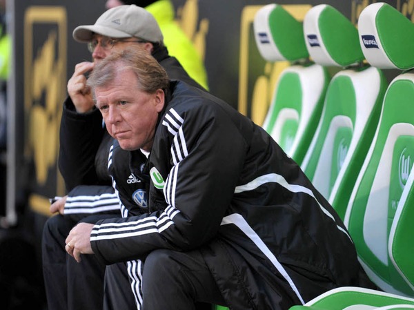 Steve McClaren ist noch Trainer vom VfL Wolfsburg. Nach 16 Spielen stehen die Wlfe auf Rang 14 der Bundesliga - mit fallender Tendenz. Gegen den 1.FC Kaiserslautern war zuletzt nur ein 0:0 drin. (10: fliegt,  1: bleibt)