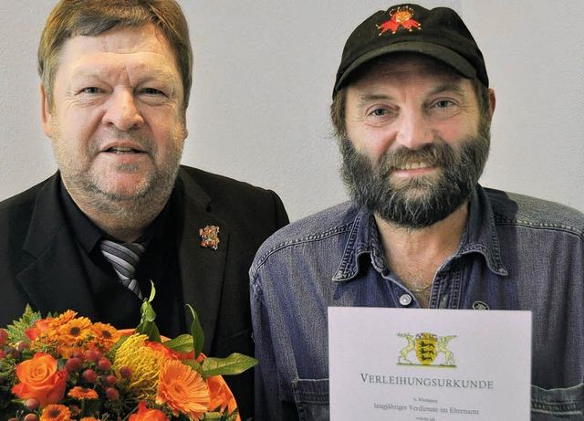 Helmut Schwarz (rechts) erhielt aus de...erprsidenten unterzeichnete Urkunde.   | Foto: Hubert Bleyer