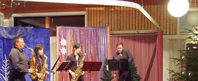 Das  Quartett &#8222;Sax-mol&#8220; d... Weihnachtssitzung des Kreistags ein.   | Foto: Hans-Jrgen Trul
