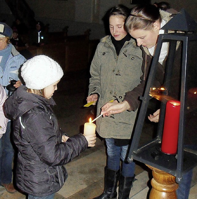 In der Grafenhausener Pfarrkirche wurd...denslicht aus Bethlehem weitergegeben.  | Foto: R. Rest