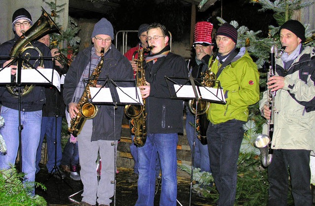 Eine Abordnung des Musikvereins Sulz s... Fohlenhof fr stimmungsvolle Klnge.   | Foto: Dieter Fleig