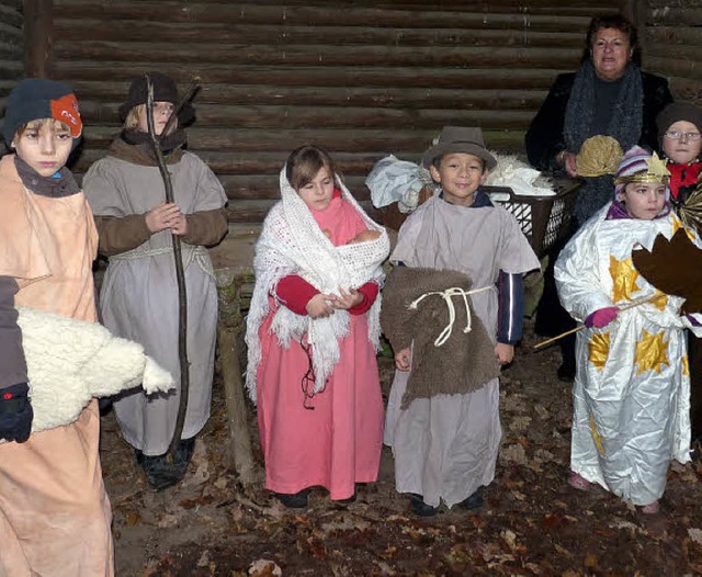 Beim Waldgottesdienst in Gndlingen st... Kinder die Weihnachtsgeschichte nach.  | Foto: christine weirich