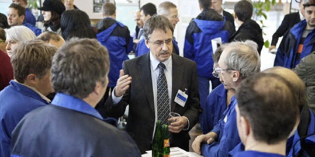 Harald Lippenberger im Gesprch mit Mitarbeitern des BASF-Werks in Grenzach   | Foto: Privat