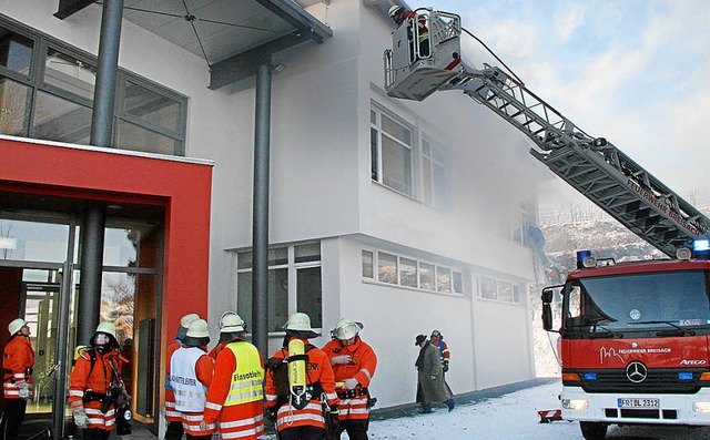 Mit der Drehleiter der Breisacher Wehr...ersonen aus dem Obergeschoss gerettet.  | Foto: herbert trogus