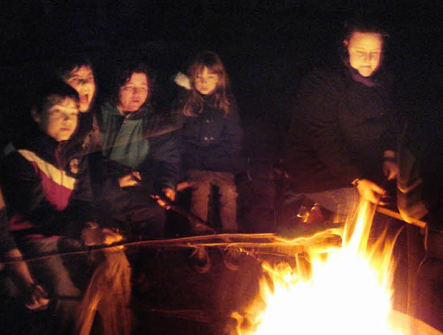 Zusammen um die Feuerstelle sitzen und...r des Lichterfestes hatten Spa daran.  | Foto: Hanna Vlkle