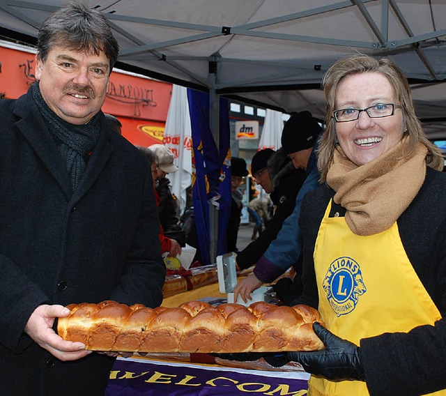 Lions-Prsidentin Konstanze Schwarz un...er des  Seniorenbros, Rainer Aalfeld.  | Foto: GES