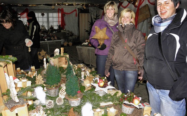 Eine reiche Auswahl von handgemachtem ...hallbacher Weihnachtsmarkt zu kaufen.   | Foto: Schopferer