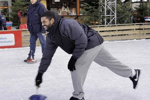 Basketballer frieren beim Eisstockschieen