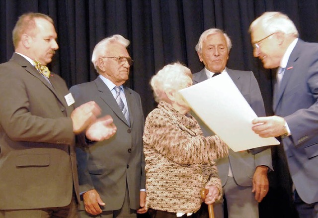 Michael Schwab (links) und Paul Baier ...verleihen die Eisernen Meisterbriefe.   | Foto: BZ