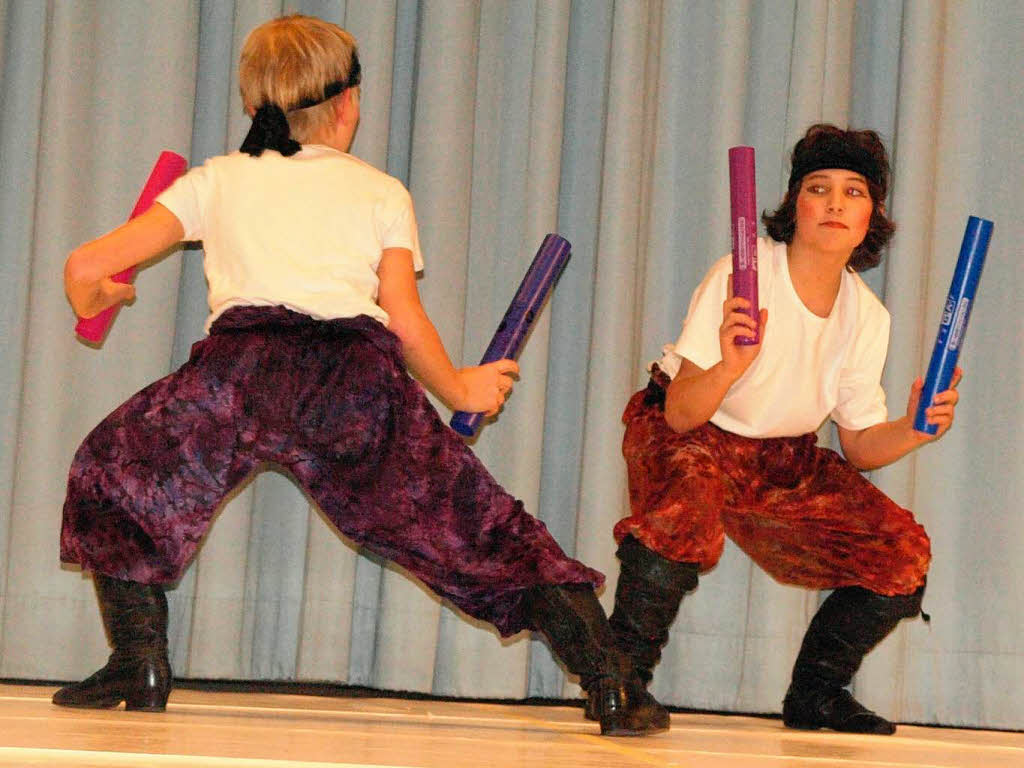 Die Jungs der Ballettwerkstatt zeigten eine grandiose Stockkampfszene Die Jungs der Ballettwerkstatt zeigten eine grandiose Stockkampfszene