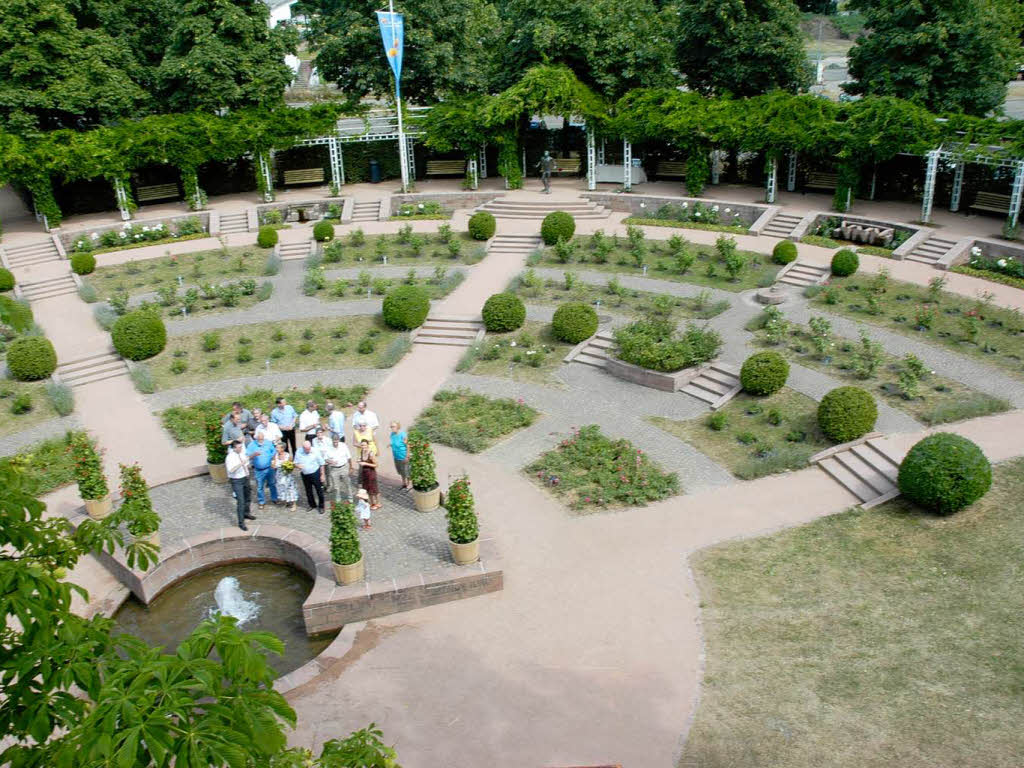 Eugen Martin – in der Mitte des neu bepflanzten Rosengartens im Freiburger Seepark – den er mit stiftete.