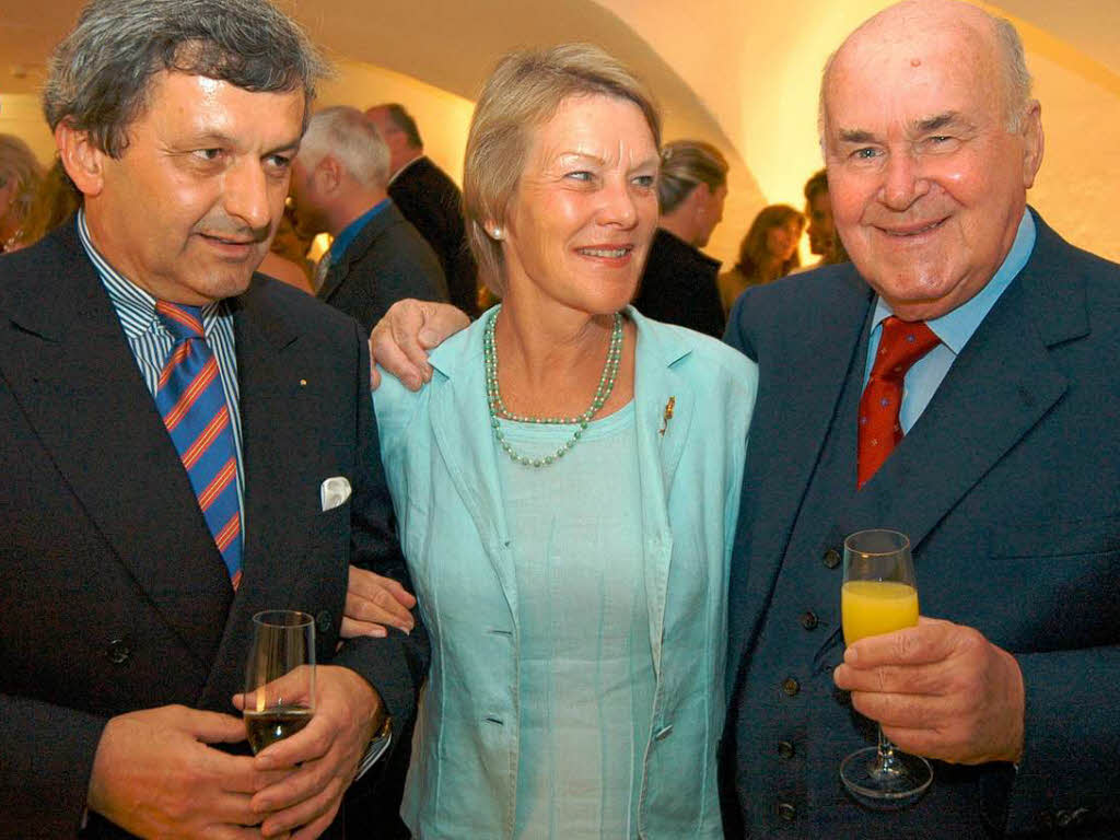 Juni 2007: <Bildtext>Soire fr eine gute Sache: Initiator Roland Laszig (links) und Ilka von Gleichenstein (Prsidentin des Vereins „Taube Kinder lernen hren“) mit dem Freiburger Ehrenbrger und Stifter Eugen Martin.</Bildtext>