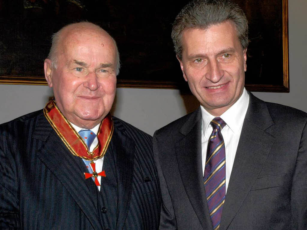 2007: Der damalige Ministerprsident Gnther Oettinger verlieh das Groe Bundesverdienstkreuz an  Eugen Martin.