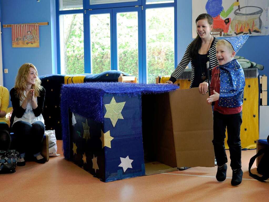 Die Kinder im Kindergarten Purzelbaum bedanken sich beim Cirkus Harlekin und „Kinder helfen Kindern“ fr eine Spende ber 4100 Euro.