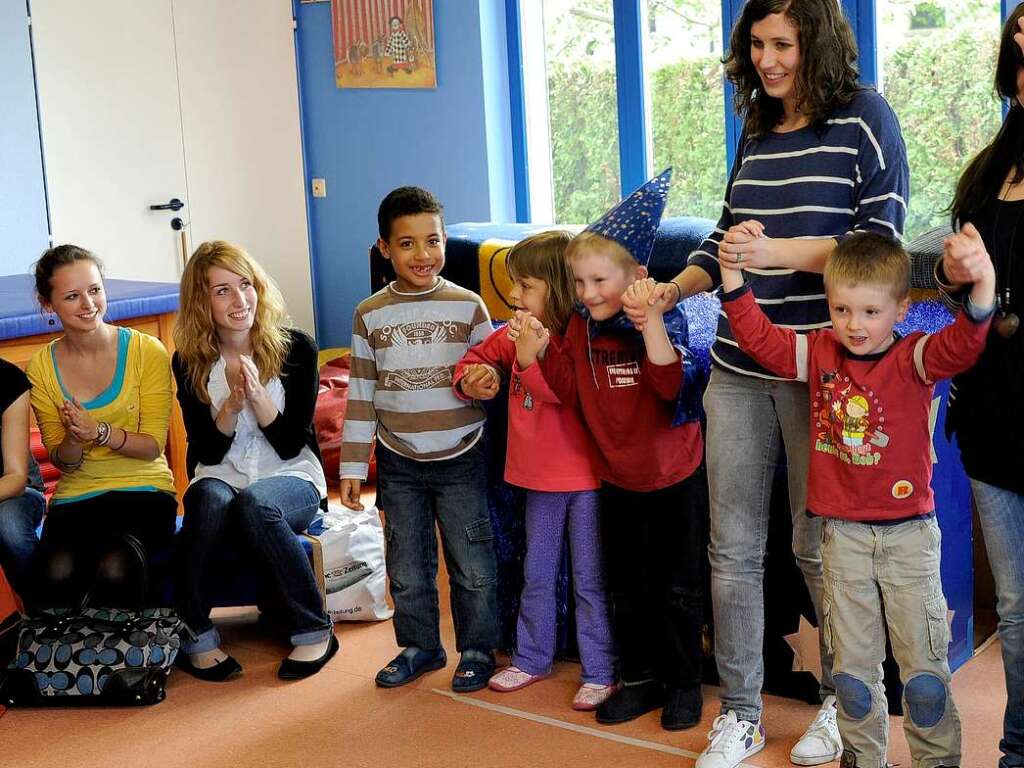 Die Kinder im Kindergarten Purzelbaum bedanken sich beim Cirkus Harlekin und „Kinder helfen Kindern“ fr eine Spende ber 4100 Euro.