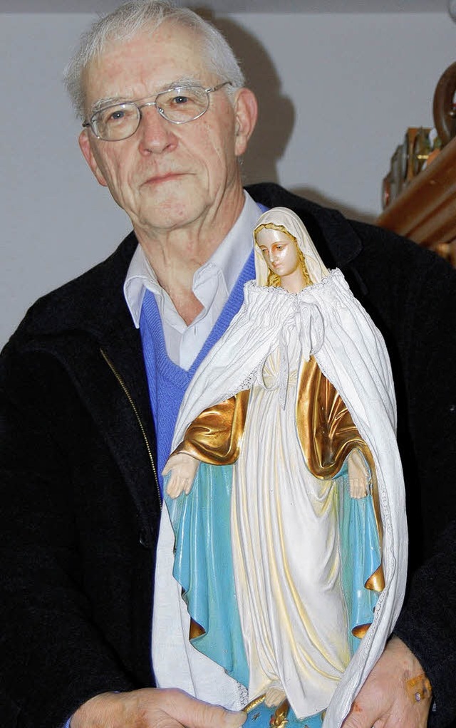 Peter Pfaff trgt  die Marienstatue, d...ch symbolisch auf Herbergssuche geht.   | Foto: Manfred G. Haderer