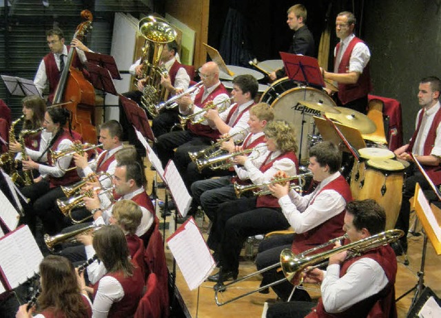 Der Musikverein Biengen bei seinem Weihnachtskonzert in der Merowingerhalle.  | Foto: Anne FReyer