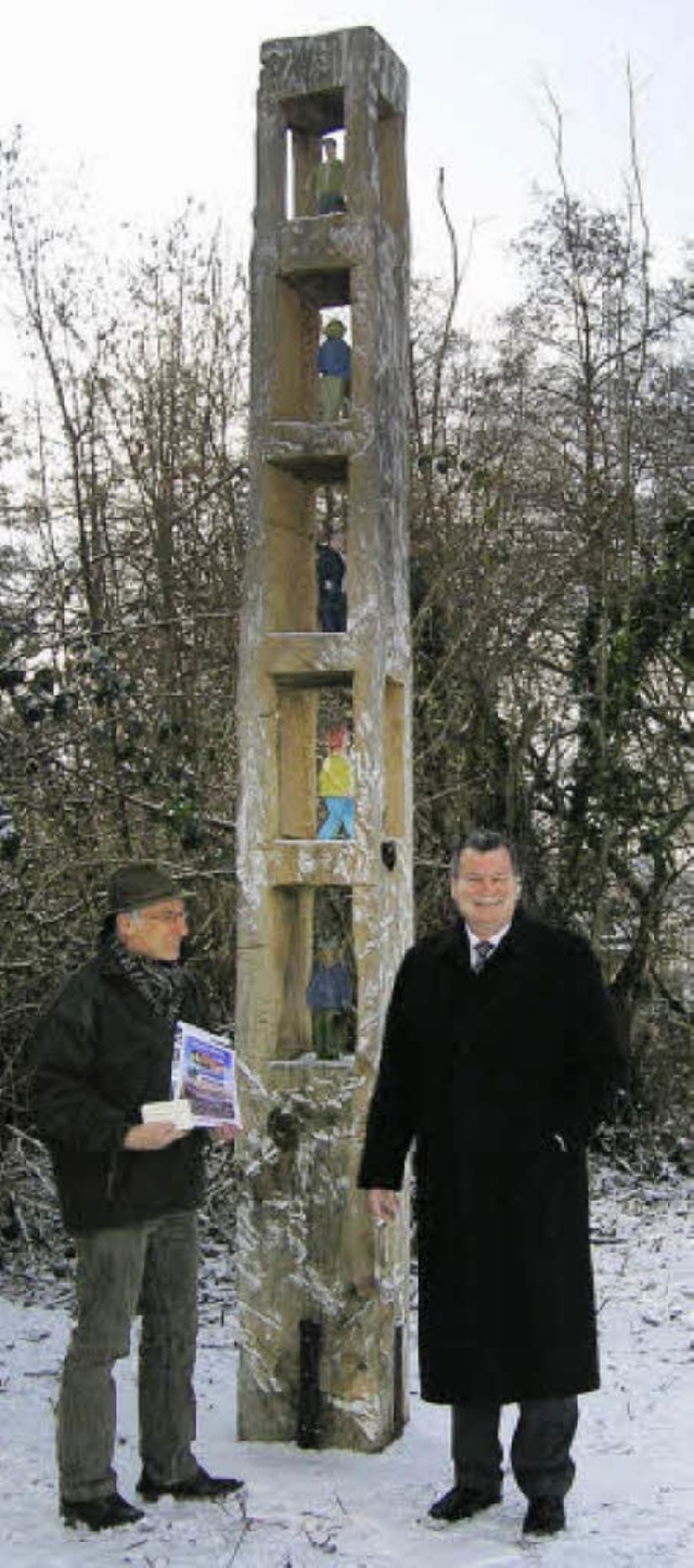 Johannes Kaesler und Matthias Guderjan vor  Georg Janthurs Holzskulptur.  | Foto: Ute Schler