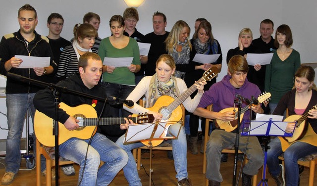 Der Landjugendchor Kiechlinsbergen mit Instrumentalisten  | Foto: Vitt