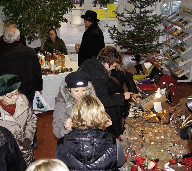 &#8222;Weihnachtszauber&#8220; in Ober...schauen an einem Schmuckstand vorbei.   | Foto: Roland Gutjahr