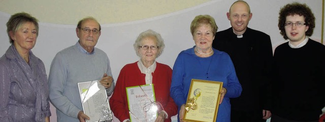 Ehrungen beim Kirchenchor in Neuenburg...  Ganz und Dirigent  Kchler-Blessing   | Foto: privat