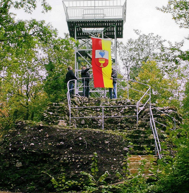 Der Wald von Ballrechten-Dottingen sol...und dem Aussichtsturm am Castellberg.   | Foto: Sabine Model