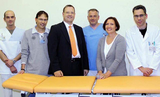 Eine neue Behandlungsliege bergab der...lph, Dagmar Fuchs und  Michael Maraun   | Foto: Privat