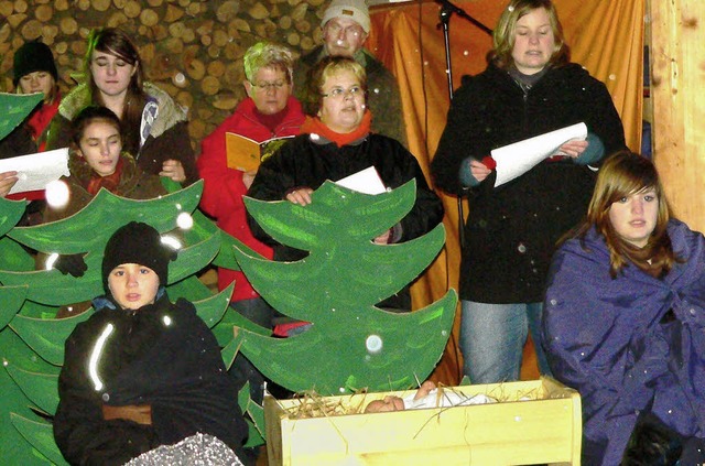 Vor dem Hause von Gerold Schmidt wurde ein Weihnachtsmusical aufgefhrt.   | Foto: Georg Diehl