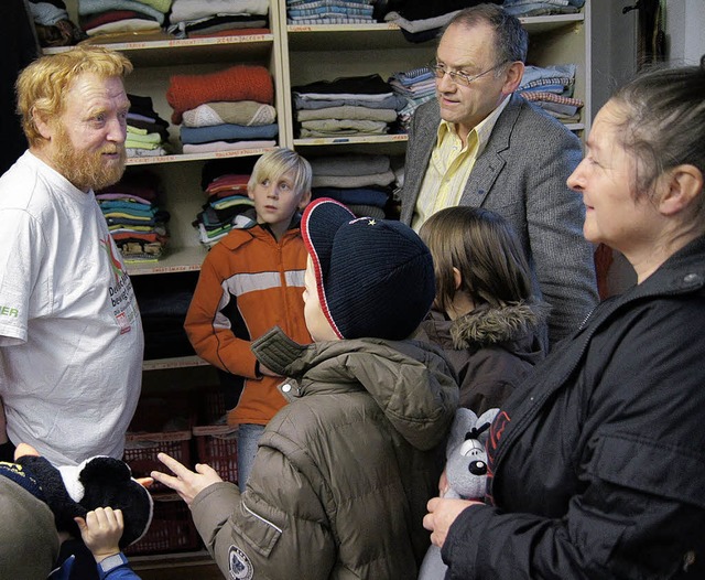 Karl Hlzle (links) zeigt den Kindern ...r im Heim Unterkunft und Arbeit fand.   | Foto: ines fuchs