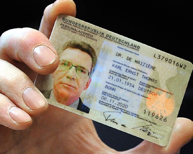 Innenminister de Maizire hat schon einen neuen Ausweis.   | Foto: dpa