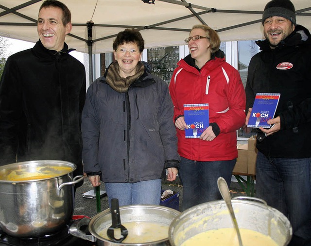 Brgermeister Lutz prsentierte am Sam...kt in Grenzach, das neue Marktkochbuch  | Foto: Silvia Eismann